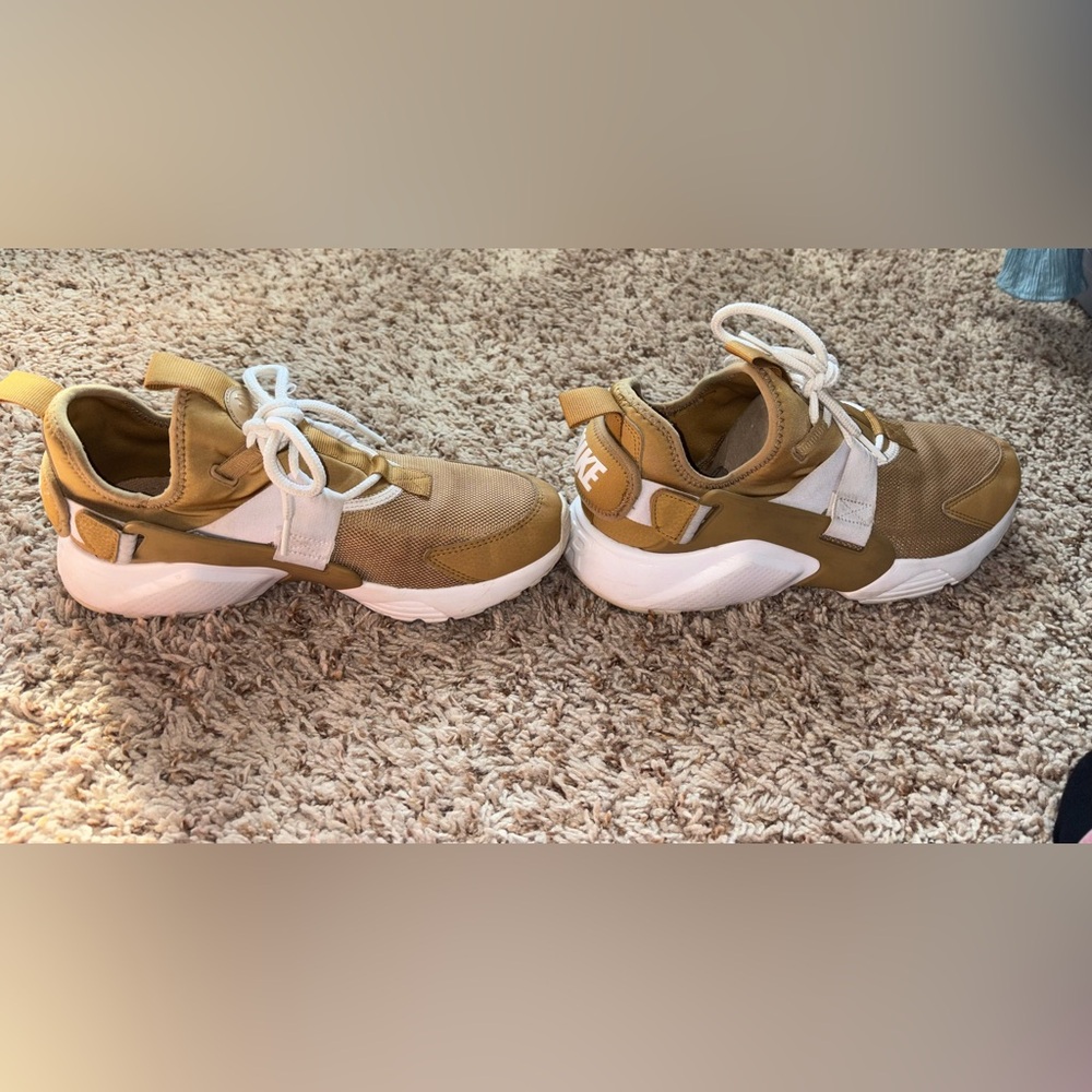 Nike Air Beige Athletic Shoes size 8.5 - Picture 3 of 9